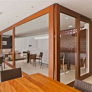 Arquitetura moderna com vidro para projetos residenciais 3