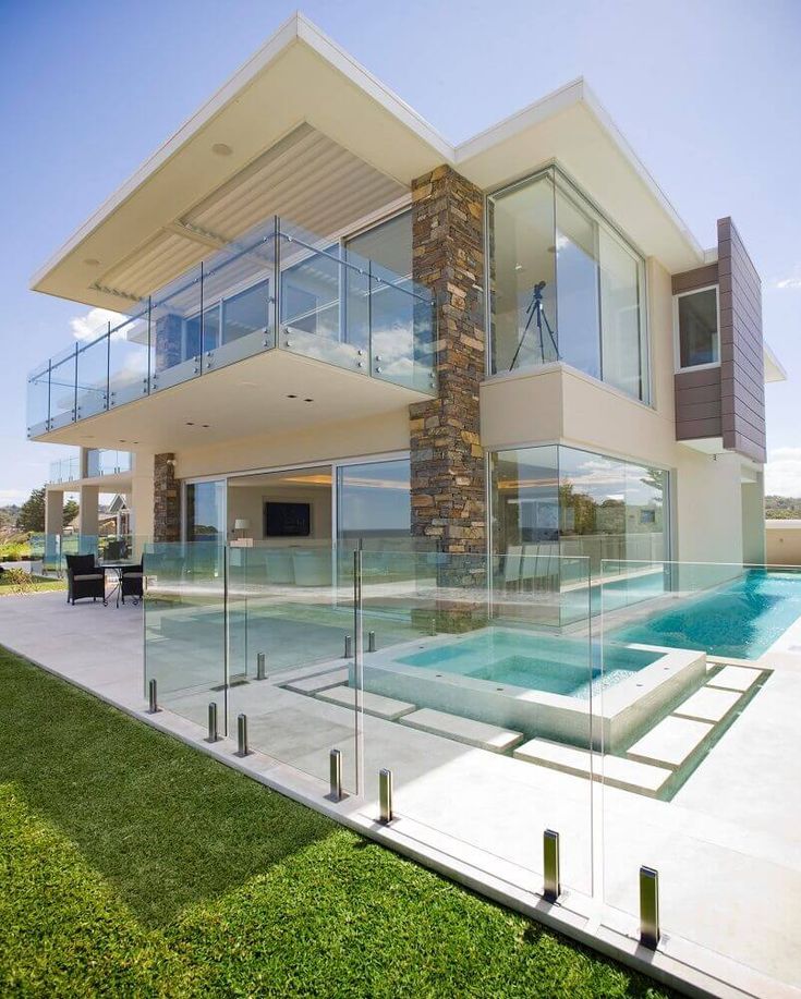 PISCINA COM GUARDA CORPO DE VIDRO