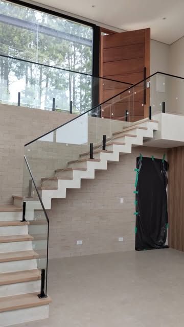 Guarda corpo de vidro com torres de inox preto