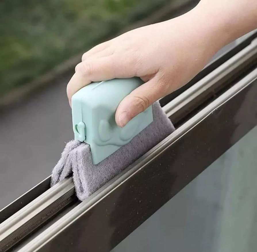 Limpeza dos trilhos e perfis do envidraçamento d sacada