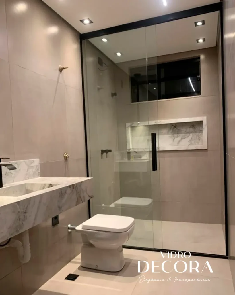 box de banheiro ate o teto com trilho preto